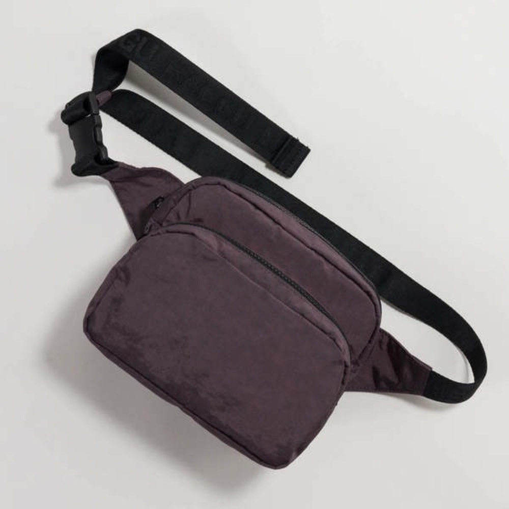 Baggu LIKE NEW Large Crossbody Fanny Pack in Discontinued Rare “Raisin” Color